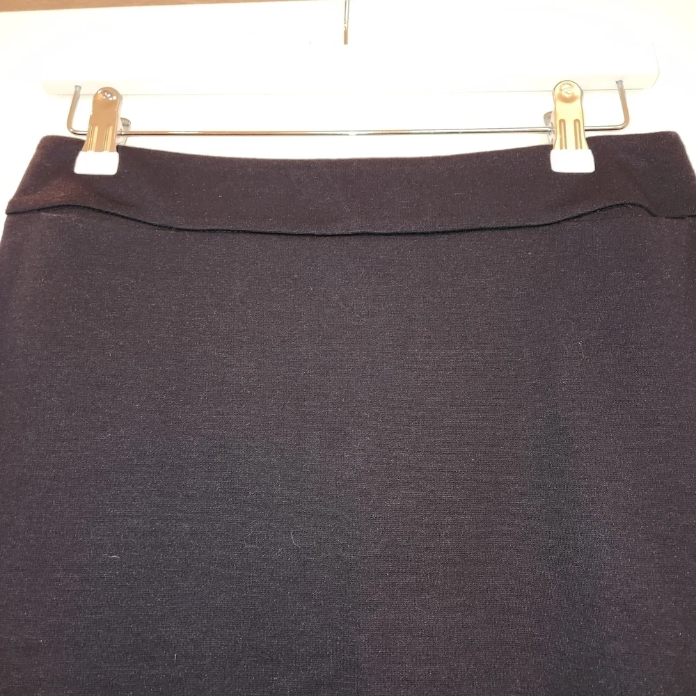NWT New York & Company Stretch Navy Skirt Size 2 Back Slit Soft Minimalist Basic